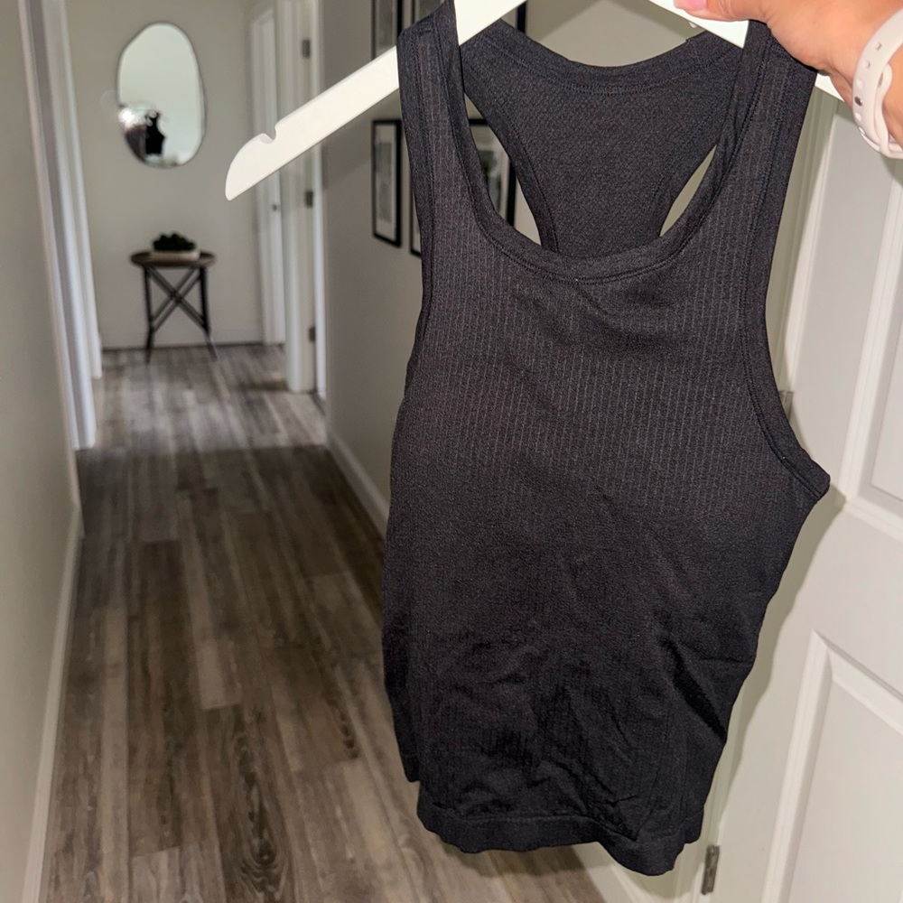 RIBBED ATHLETIC WORKOUT TOP- BUILT IN BRA